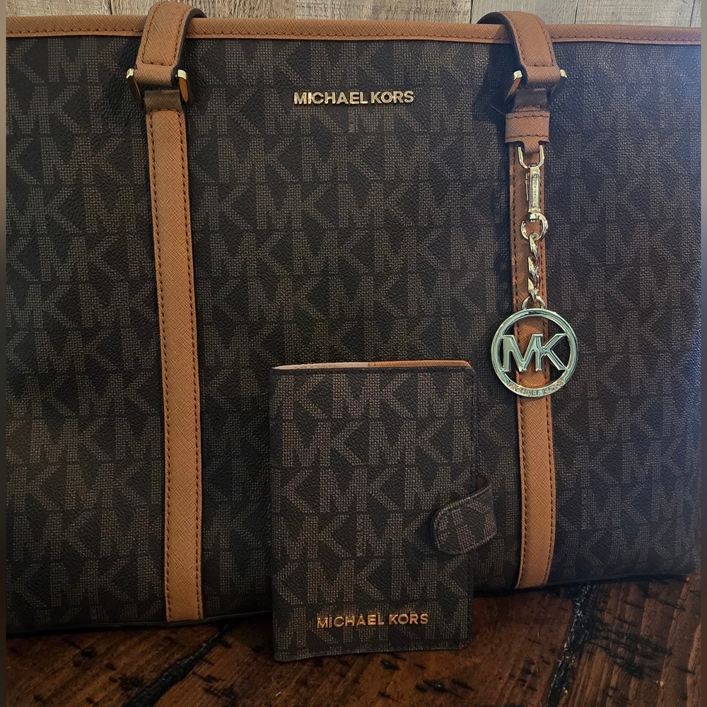 MICHAEL KORS Sady Large Weekender Travel Laptop Tote Bag With Passport Wallet